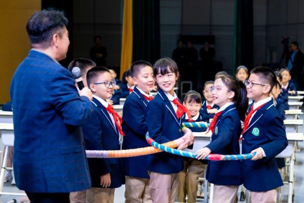 恒利决策 10位名师齐聚！用 “思维冒险” 重构数学课——2025年全国小学数学名师讲坛举办